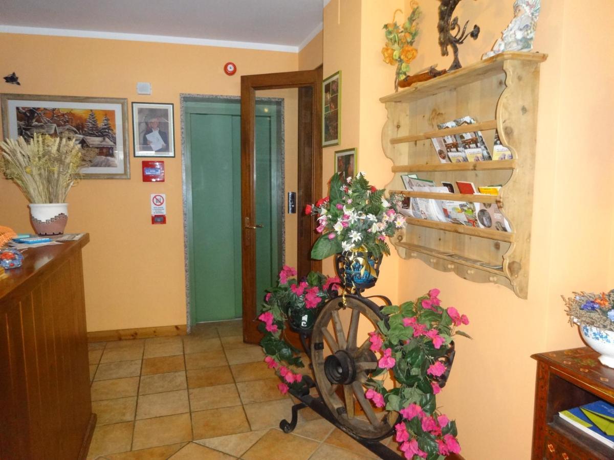 Hotel Genzianella Presenaio Exteriör bild